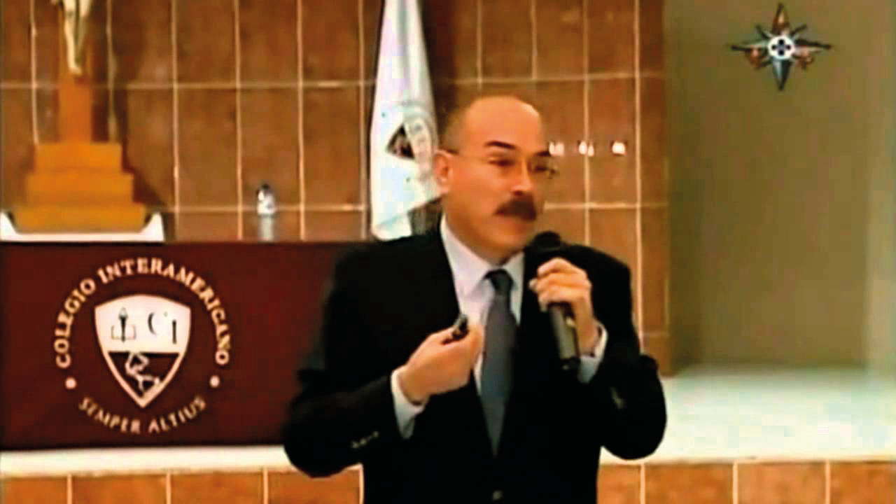 Professor Ricardo Castañón Gómez toont een van de fragmentmonsters van de Host die in 1992 transformeerde