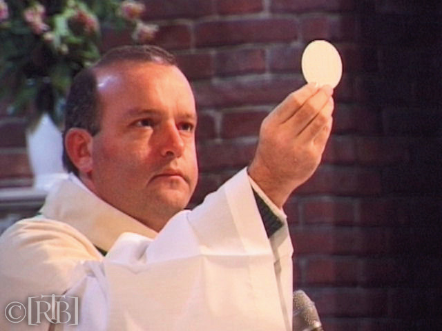 Pater Alejandro Pezet, de pastoor die in 1996 de verlaten Hostie in de Sint-Mariakerk vond
