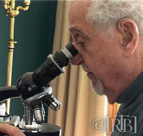 Op 20 april 2004 onderzocht Dr. Frederic Zugibe het hartmonster onder de microscoop in New York