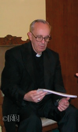 Aartsbisschop Jorge Mario Bergoglio (Paus Franciscus) ontvangt op 17 maart 2006 het formele forensische rapport van Dr. Zugibe