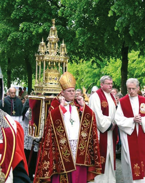 Gevel en sierlijke gotische ingang van de Basiliek van het Heilig Bloed op het Burgplein