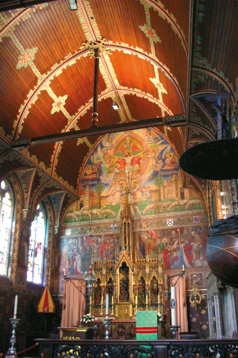 Glas-in-loodraam in de basiliek met afbeelding van de ontvangst van het Heilig Bloed
