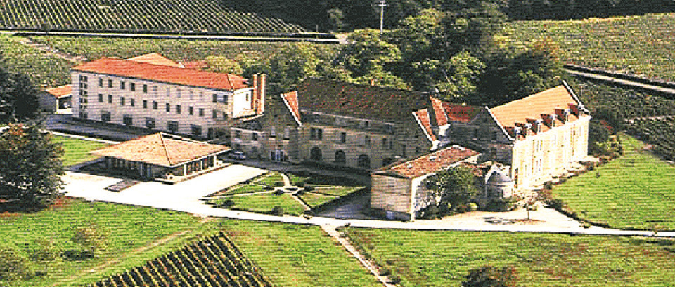 Mutter Rita Bonnat, erste Generalmutter der Gemeinschaft, mit zwei kleinen Waisenkindern La Solitude, Martillac (Frankreich), Kloster der Heiligen Familie