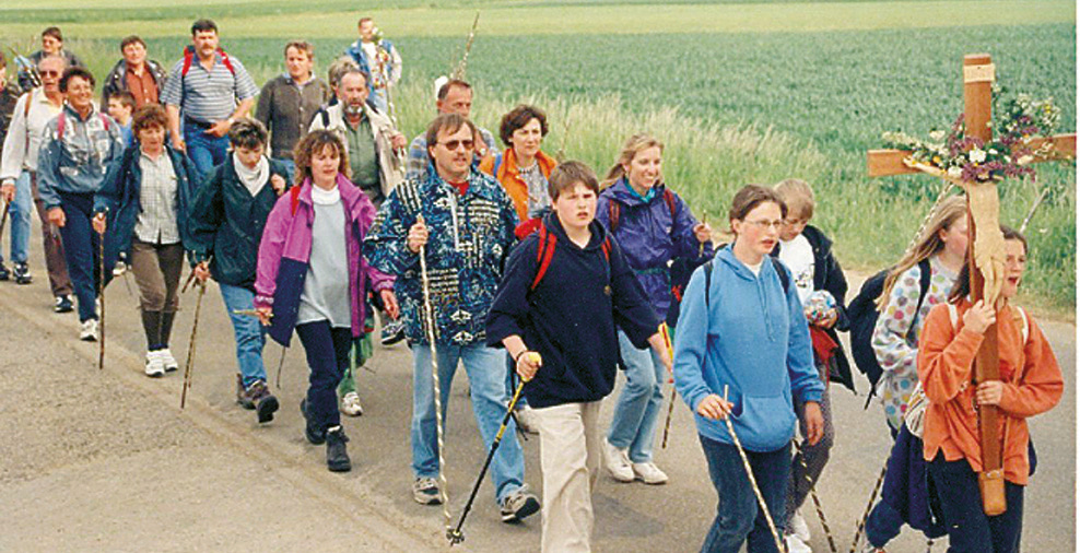 Historisches Fresko mit Darstellung der Gläubigen auf einer Wallfahrt nach Bettbrunn