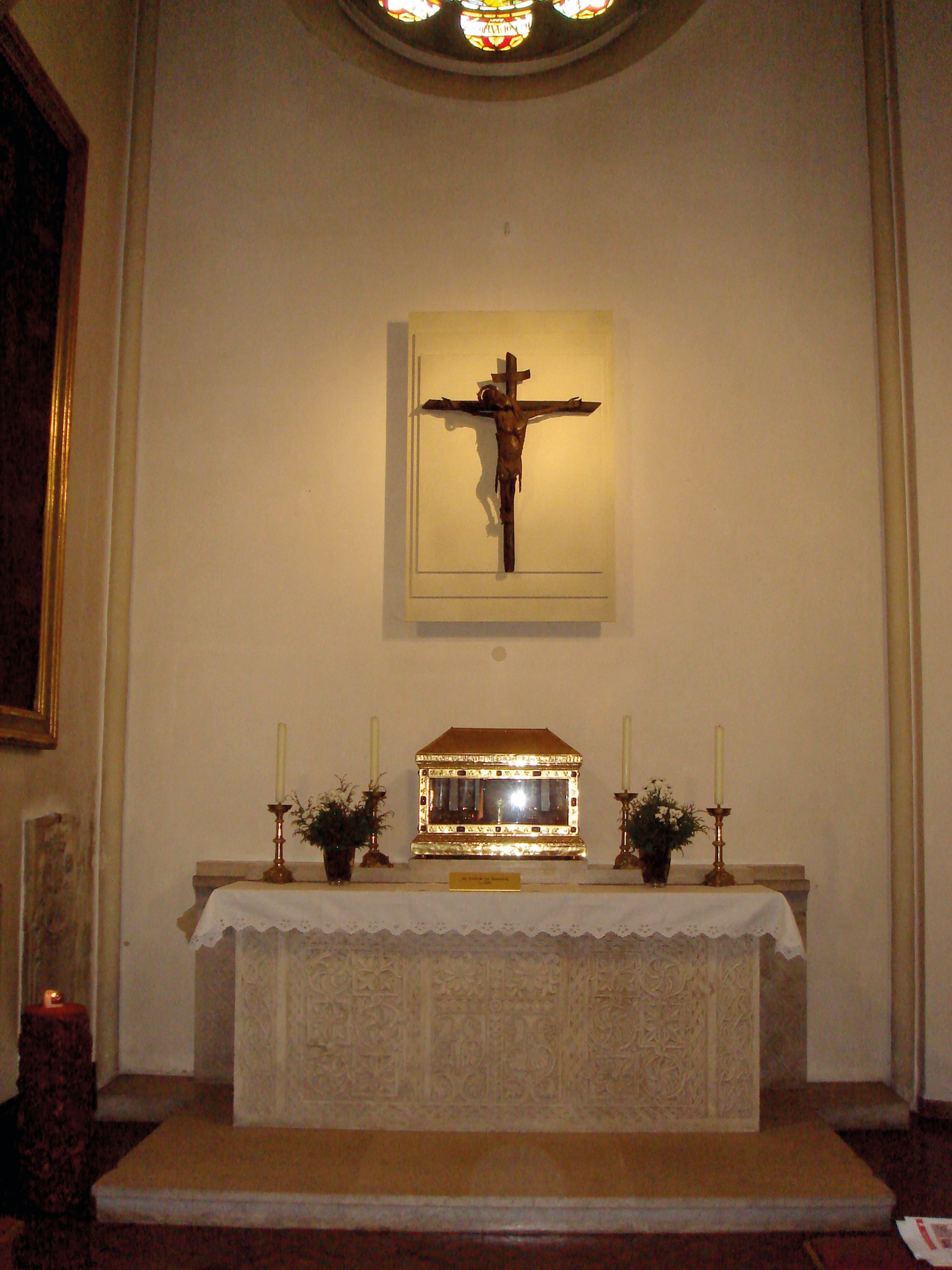وفاداروں کی تعظیم کے لئے مقدس یوکرسٹ کی نمائش کی،