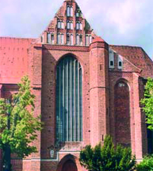 Die drei geweihten Hostien wurden nach einem Brand unversehrt und mit frischen Blutstropfen leuchtend in den Kirchenruinen gefunden