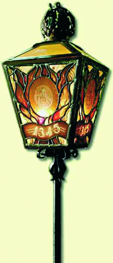 Lampe, in der das Allerheiligste Sakrament zu Ehren der ersten „Stille Omgang“-Prozession dargestellt ist