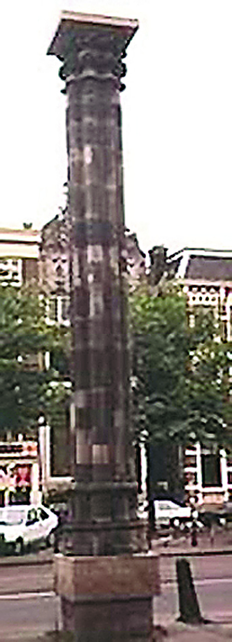 Die neun Tafeln, auf denen der Maler C. Schenk die Szenen der nach dem Brand der Kirche verbliebenen Wundersäule darstellte, kehren zu Ysbrands Haus zurück, um die Hostie zu bergen, die dort auf wundersame Weise wieder auftauchte. Es war damals