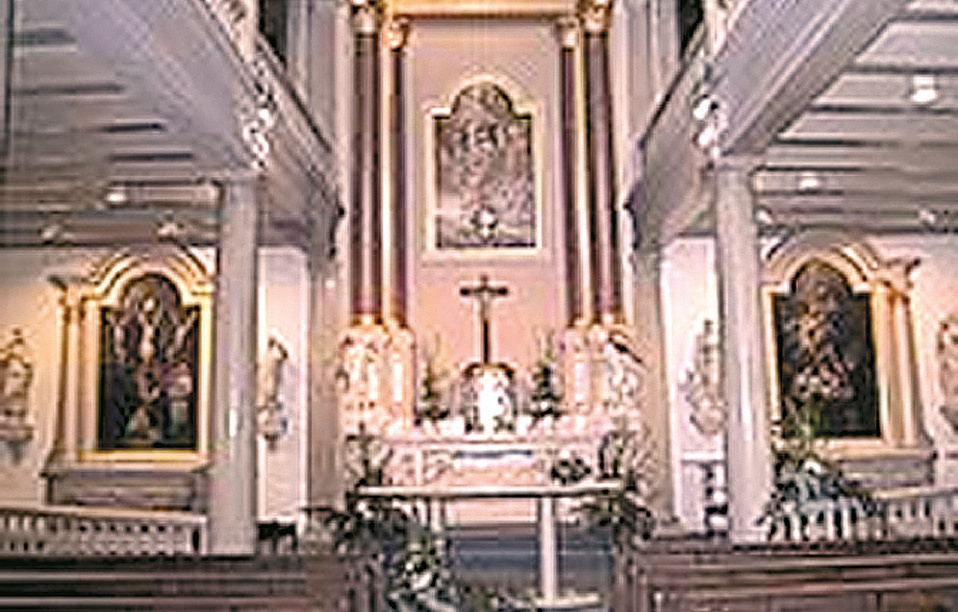 vor dem Reliquiar der Nonne des Ordens Wunderhostie (1484) der Beghine-Kapelle des Allerheiligsten Sakraments
