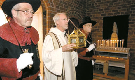 Boxmeer کی گلیوں میں اوشیشوں کے ساتھ سالانہ Vaart Eucharistic جلوس