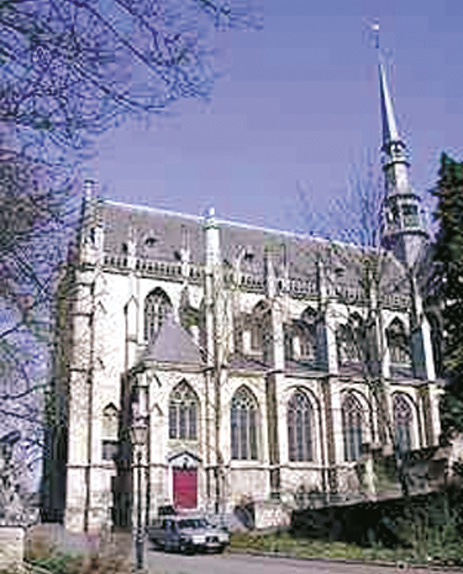 Der gotische Turm und Chor der Basilika von Meerssen, dem größten niederländischen Wallfahrtsort