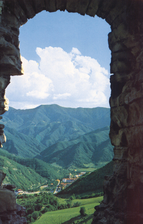 La vista panoramica di Santa Maria in Bagno ne conferma il carattere ematico. Nel
