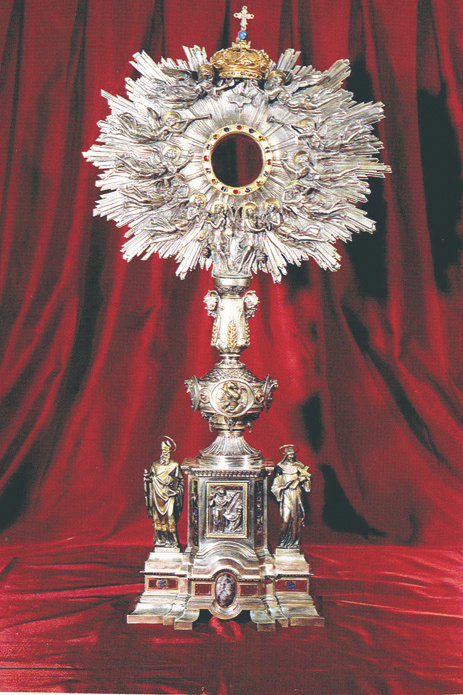 conteneva la reliquia del miracolo: pagine segnate dal sangue. Molti Papi pro-