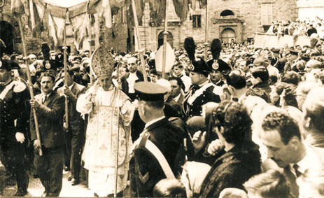 L'incendio devastante consumò l'intera chiesa e l'altare maggiore lasciando l'Ostia completamente intatta tra le ceneri