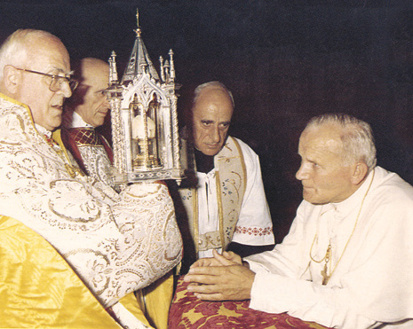 Sua Santità Giovanni Paolo 11 nel 1980 a Siena in adorazione
