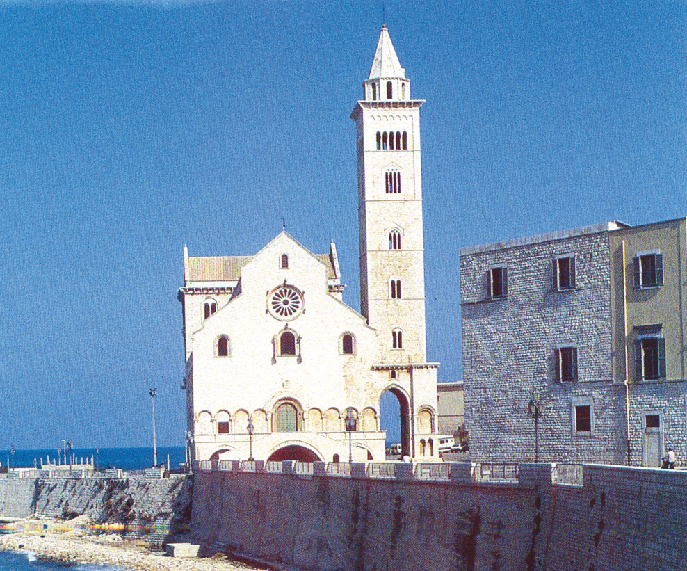 della casa, Cattedrale Santa Maria Assunta a Trani. Per molti anni qui furono conservate le reliquie di questo miracolo. o oggi a Trani, in Puglia, si conserva la reliquia di questo miracolo avvenuto intorno al