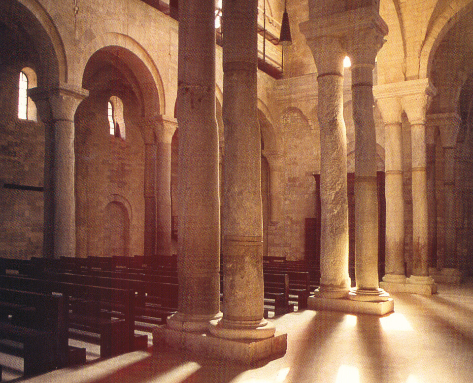 casa della donna, trasformata in La padella che la donna di una cappella nel 1706 usò per friggere l'Ostia Interno della cattedrale di Trani La carne e un'emorragia, per così dire, non smetteva di scorrere e dalla padella si diffondeva per tutta la