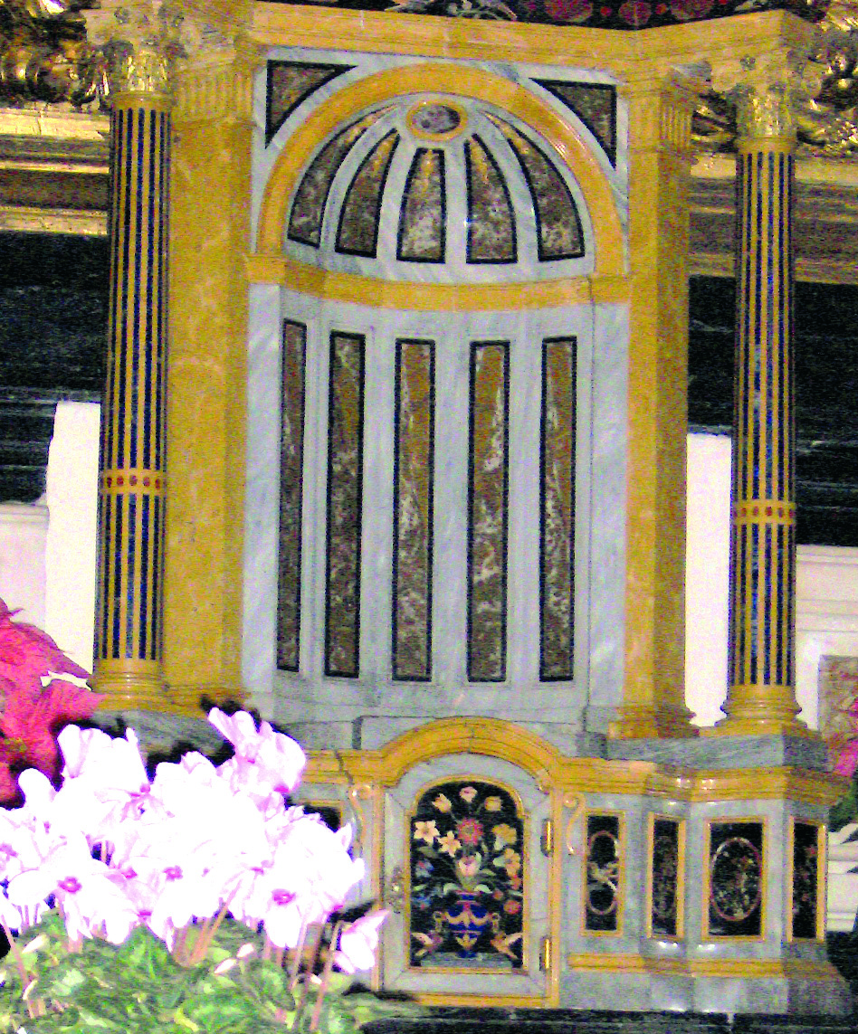 L'altare maggiore di San Francesco da Paola dove si venera il miracoloso tabernacolo