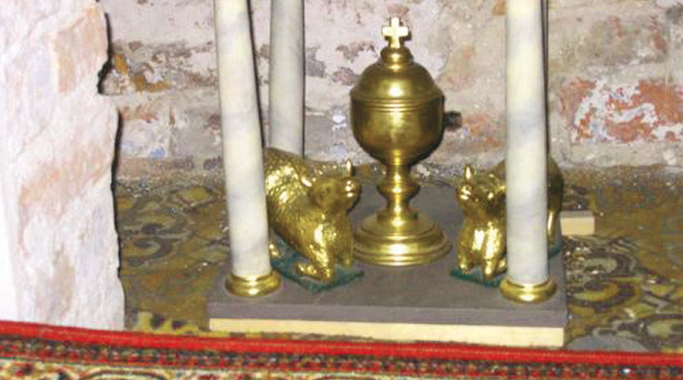 The Eucharistic Sanctuary of Glotowo The ciborium containing the miraculous Host. To the sides the oxen kneeling in adoration