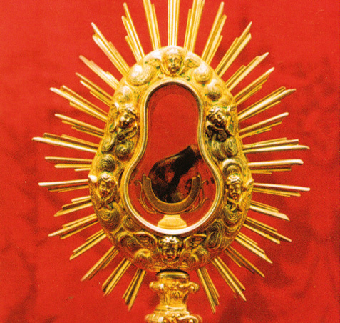 Interior de la iglesia la Sangre mezclada con la cera. La Sagrada Hostia se conserva ahora en una Eucaristía del siglo XVIII.