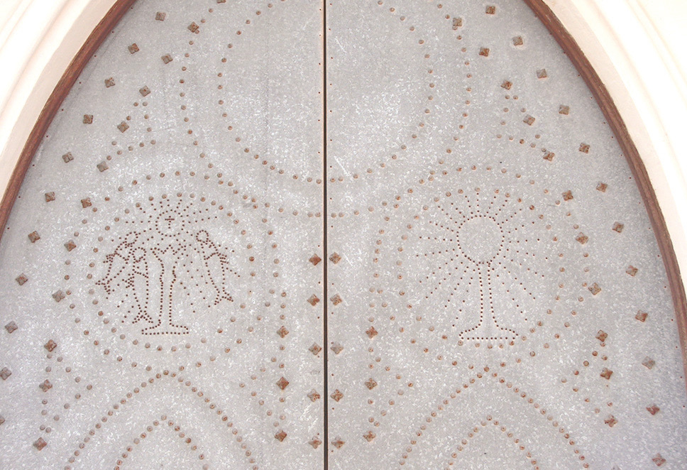 Detail des Haupteingangs der Kirche, der zum Gedenken errichtet wurde