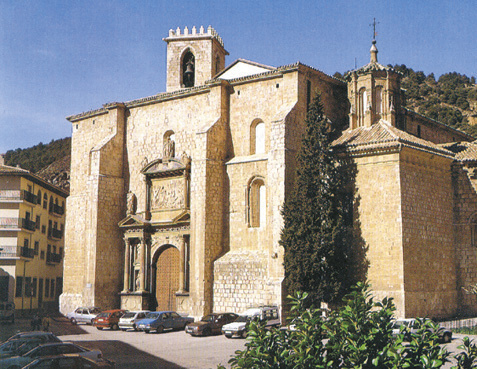 Panorámás kilátás a történelmi középkori városra és Daroca erődfalaira