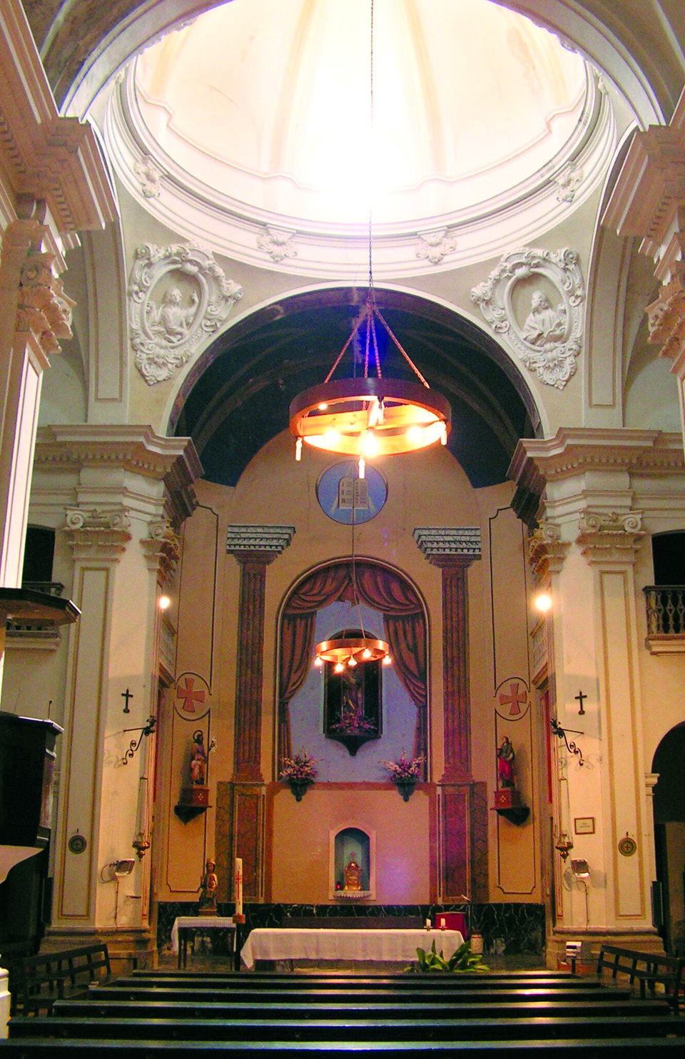 Dentro da Igreja de San Cugat