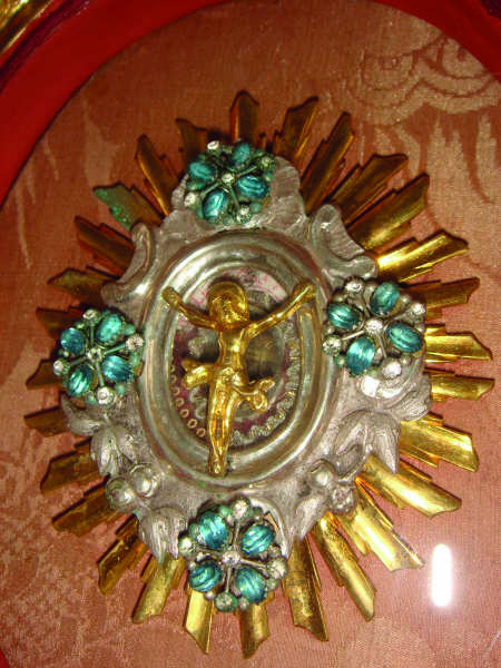 Gilded Baroque ostensorio holding the sacred reliquia of Il Miracolo Eucaristico of Ettiswil